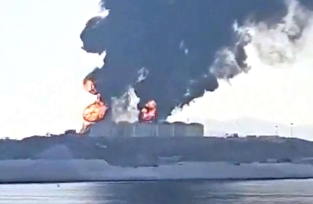 andreasholger22's tweet photo. Iran continues its attacks on energy infrastructure in the Gulf region.The attacks primarily target storage facilities, ships, and oil fields.

The apparent aim is to disrupt the energy sector significantly. 

The US is unable to stop it.

It is affecting the global economy. https://t.co/A3nCOa6nrd