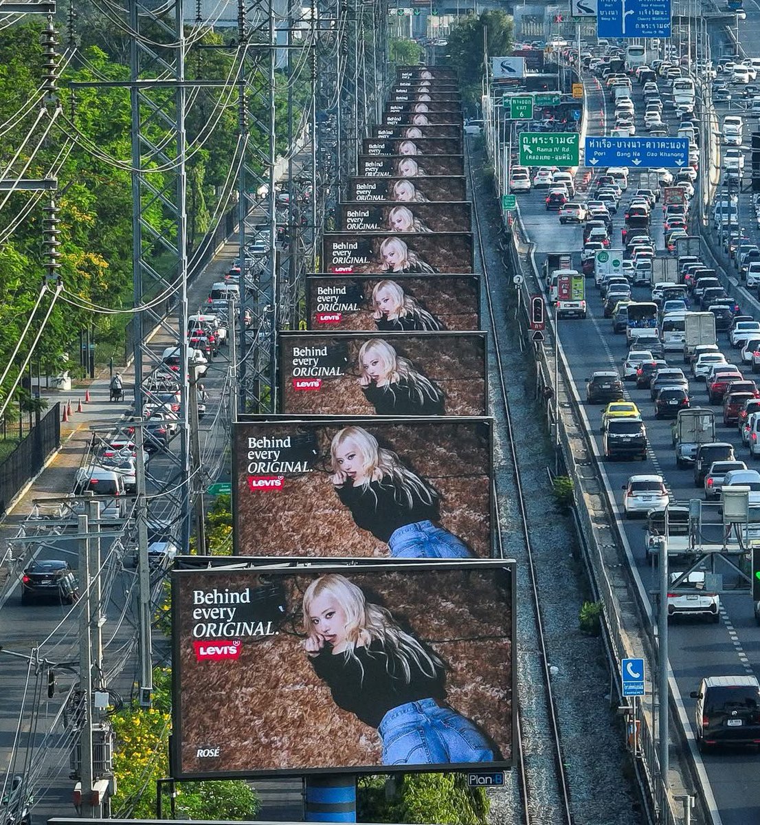 มีใครเข้าใจชั้นบ้างว่าปกติแบรนด์ที่น้องถืออยู่มันโกลบอลจ๋ามากแล้วตัวน้องเองก็ไม่ได้มีฐานแฟนคลับหลักที่ไทย ปกติแบรนด์ก็จะขึ้นบิลบอร์ดแค่ที่หัวเมืองหลัก ๆ น้อยมากที่จะไปตามถ่ายได้ (ปกติมีแค่ในช็อป) แต่รอบนี้ลีวายส์เขาเล่นเกมเก่งจริง อยากอุดหนุนให้มากพอที่เขาทุ่มให้น้องเลยอะ 😭😭😭