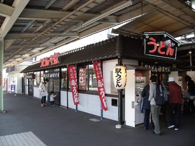 広島駅の以前の店舗はこれ。
最後まで残ったのは、1番線の店舗(在来線は2・3番線だけ無く、駅ビル地下に店舗があった時代もあり)。2014年まででした。
今は在来線改札内・ミナモア・駅前のビックカメラの隣とかにあります。
#秘密のケンミンSHOW極
