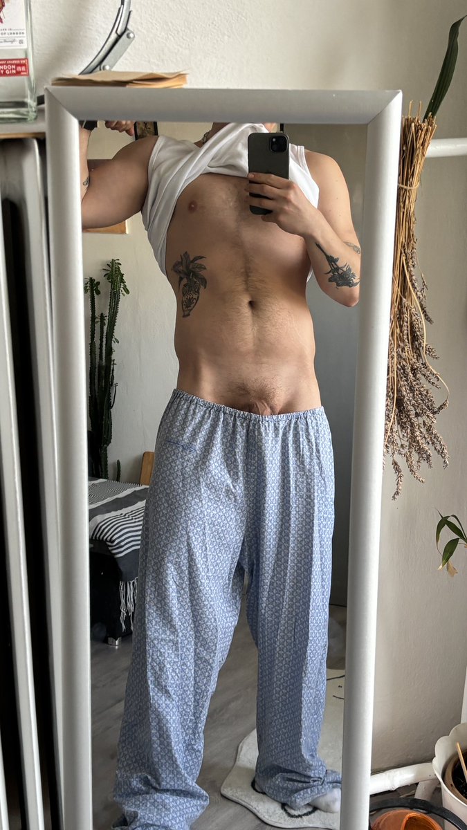 phatasss3's tweet photo. Show me your dick 😈👅
#gay #czechgay #horny #dick #bicep #dmme https://t.co/TgGV1k4Pi3