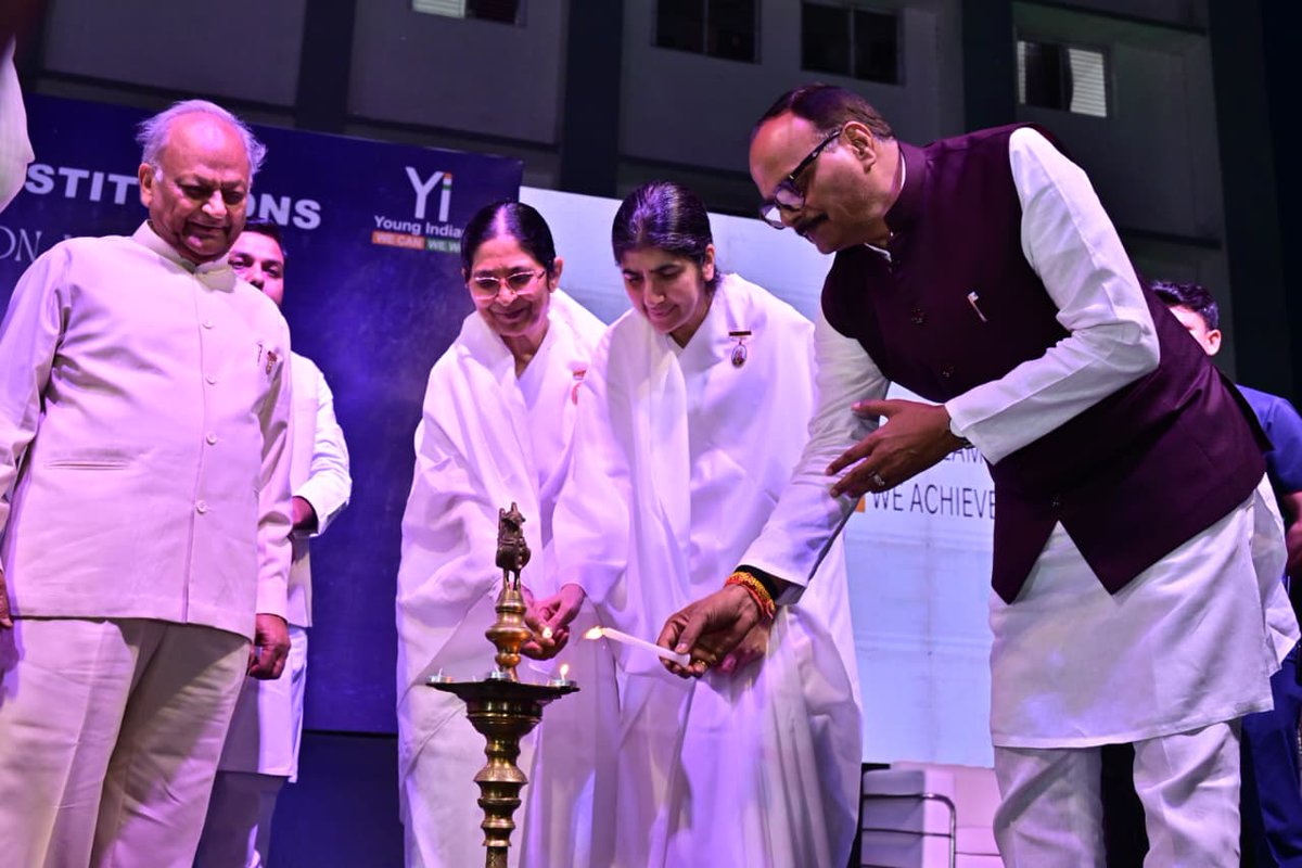 brajeshpathakup's tweet image. आज लखनऊ में टेक्नो ग्रुप ऑफ इंस्टीट्यूशंस में प्रख्यात आध्यात्मिक वक्ता, ब्रह्म कुमारी परम आदरणीया शिवानी दीदी जी द्वारा आयोजित "जागृति सेशन" के उद्घाटन कार्यक्रम को संबोधित करते हुए।

इस अवसर पर ब्रह्म कुमारी आश्रम की परम आदरणीया राधा दीदी जी, चेयरमैन, टेक्नो ग्रुप श्री आर०के०