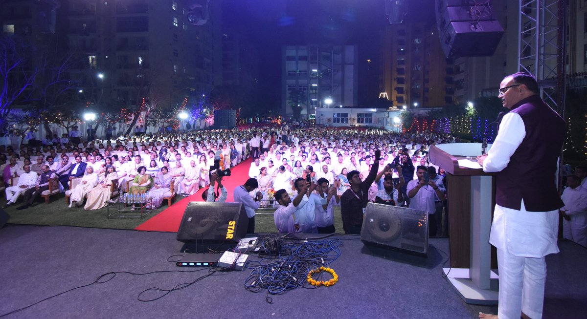 brajeshpathakup's tweet image. आज लखनऊ में टेक्नो ग्रुप ऑफ इंस्टीट्यूशंस में प्रख्यात आध्यात्मिक वक्ता, ब्रह्म कुमारी परम आदरणीया शिवानी दीदी जी द्वारा आयोजित "जागृति सेशन" के उद्घाटन कार्यक्रम को संबोधित करते हुए।

इस अवसर पर ब्रह्म कुमारी आश्रम की परम आदरणीया राधा दीदी जी, चेयरमैन, टेक्नो ग्रुप श्री आर०के०