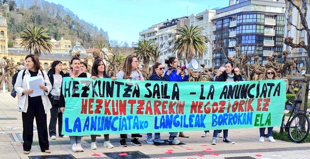 ELAHezkuntza's tweet image. 9️⃣. #geba egunean, La Anunciata Ikastetxeko langileek Hezkuntza Sailaren aurrean kontzentrazioa egin dute beren lanpostuen defentsan:

🔥Hezkuntzarekin negoziorik EZ🔥

📣Eusko Jaurlaritza, NON zaude❓️

📣@KristauEskola NON zaude❓️

#LaAnunciataEZItxi
#GizarteEkimenaBorrokan