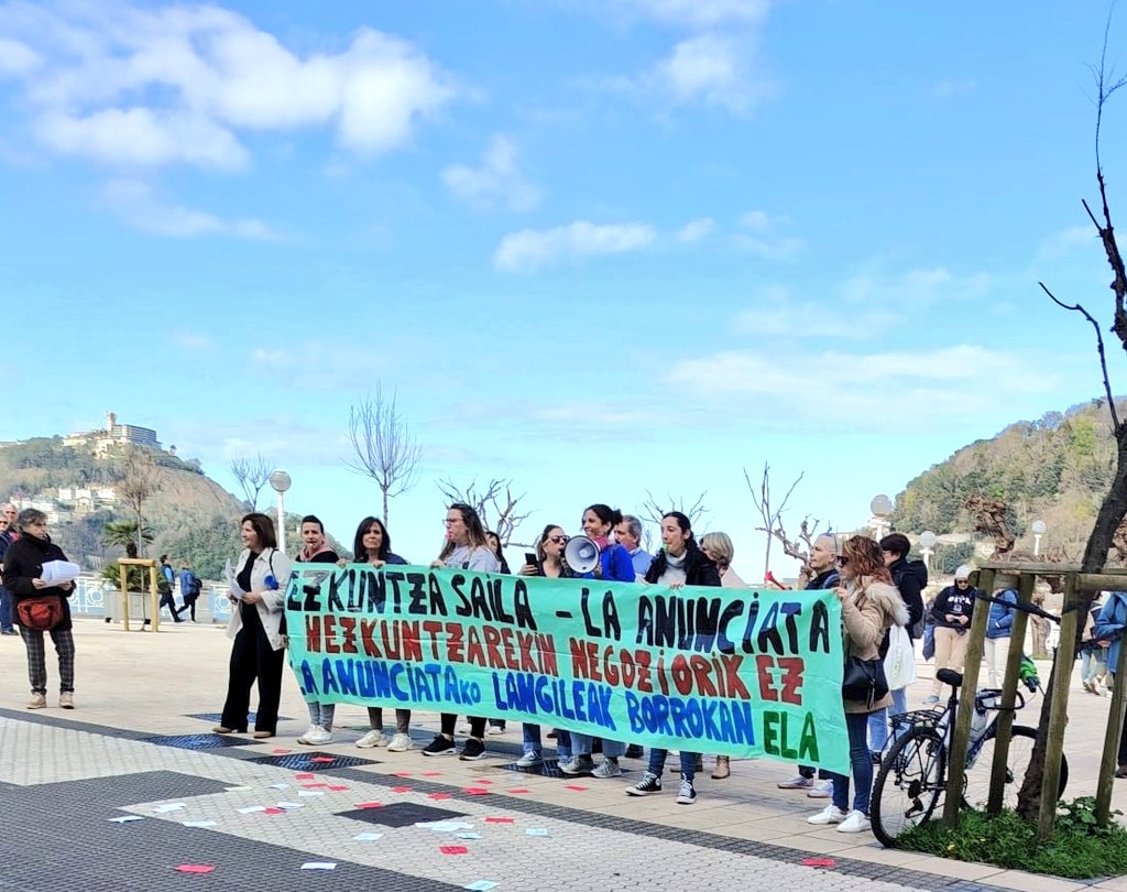 ELAHezkuntza's tweet image. 9️⃣. #geba egunean, La Anunciata Ikastetxeko langileek Hezkuntza Sailaren aurrean kontzentrazioa egin dute beren lanpostuen defentsan:

🔥Hezkuntzarekin negoziorik EZ🔥

📣Eusko Jaurlaritza, NON zaude❓️

📣@KristauEskola NON zaude❓️

#LaAnunciataEZItxi
#GizarteEkimenaBorrokan