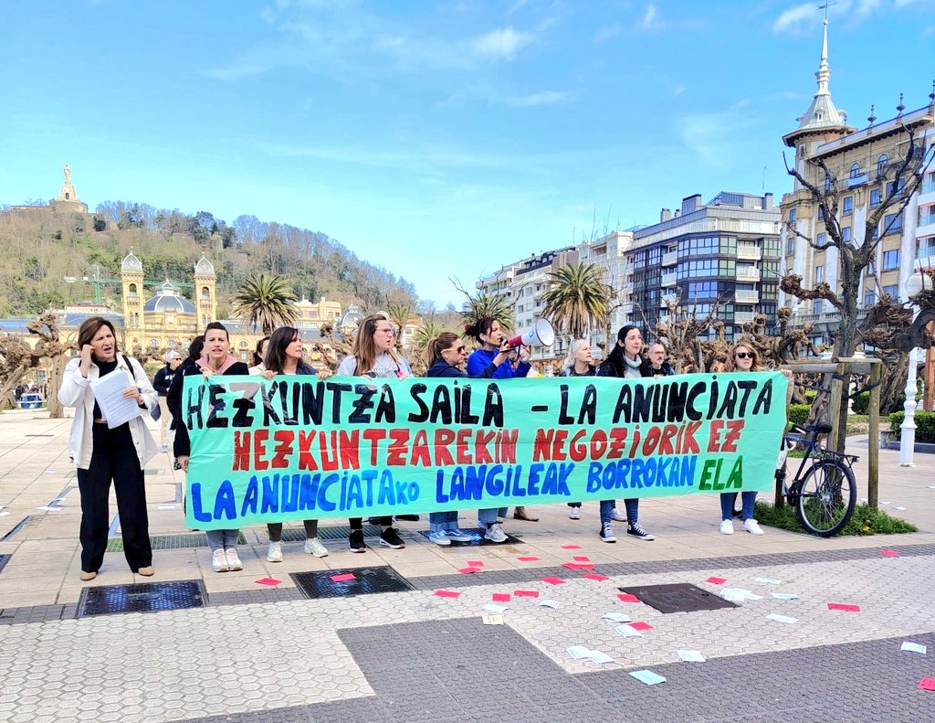 ELAHezkuntza's tweet image. 9️⃣. #geba egunean, La Anunciata Ikastetxeko langileek Hezkuntza Sailaren aurrean kontzentrazioa egin dute beren lanpostuen defentsan:

🔥Hezkuntzarekin negoziorik EZ🔥

📣Eusko Jaurlaritza, NON zaude❓️

📣@KristauEskola NON zaude❓️

#LaAnunciataEZItxi
#GizarteEkimenaBorrokan
