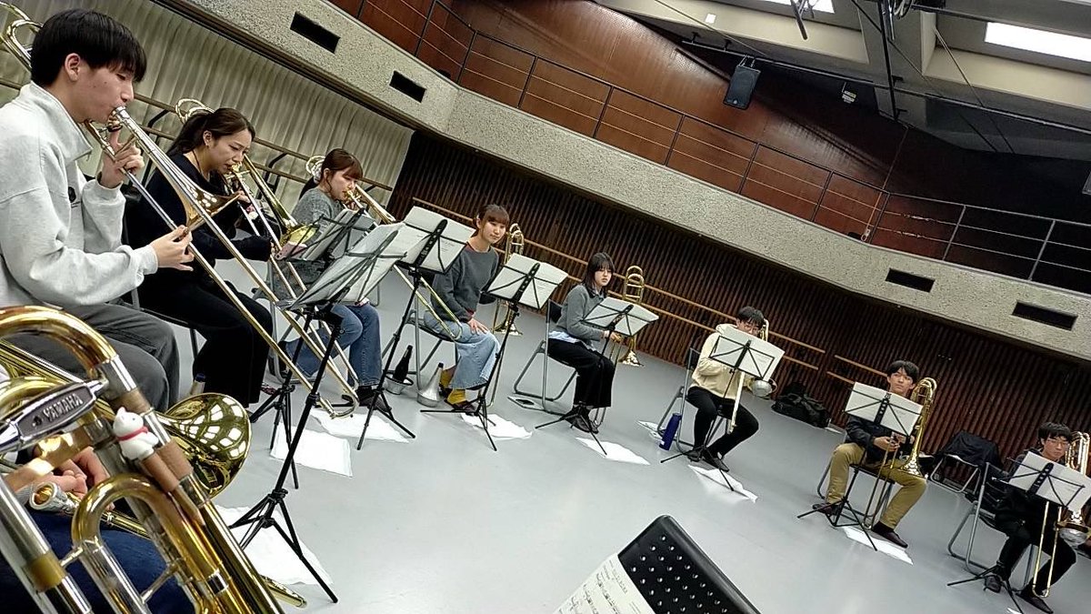Kengei454Tb's tweet photo. こんばんは！
ボーン定期まであと5日となりました。
本日はリハーサル室をお借りして全体での練習を行いました。
なぜか写真が全て臨場感に溢れております…。 https://t.co/YHCw7mP9ZW