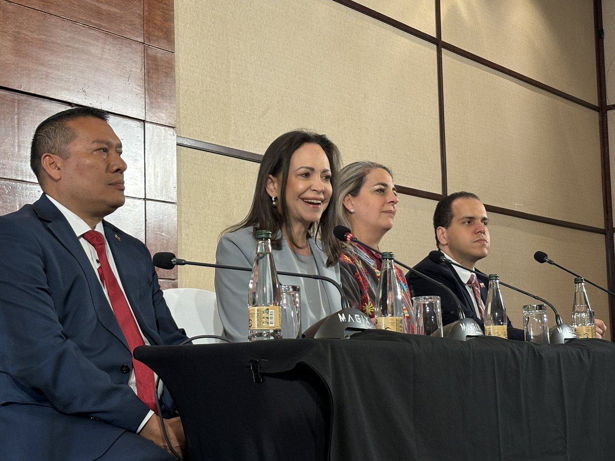 Gbastidas's tweet photo. Masiva cobertura de medios chilenos e internacionales a la conferencia de prensa de la líder @MariaCorinaYA. https://t.co/oUge1cq9Le
