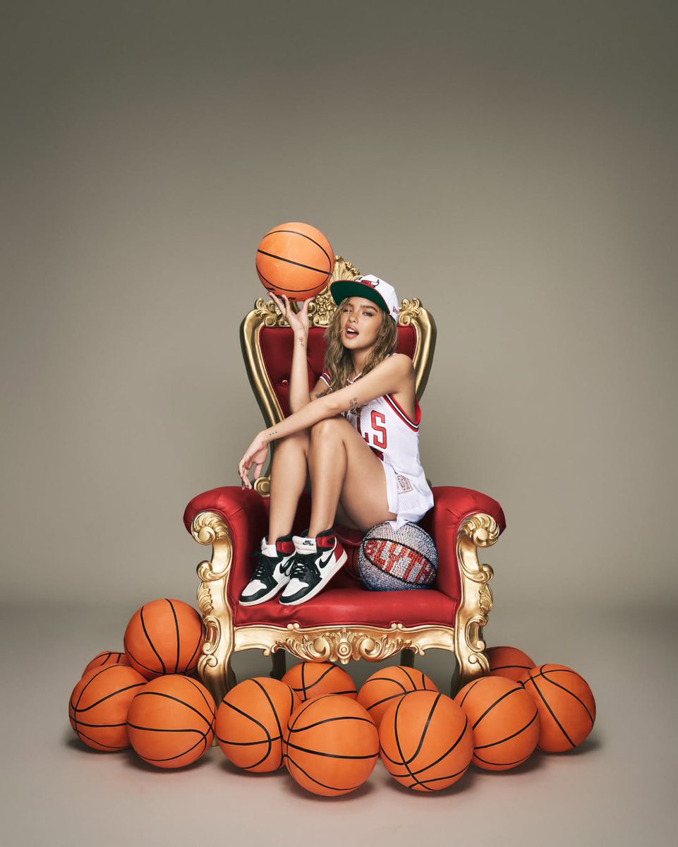 THE BIRTHDAY GIRL IS DEFINITELY SERVING LOOKS! 🔥

Channeling her sporty era si Kapatid star Andrea Brillantes sa ibinahagi niyang mga litrato suot ang isang basketball jersey kasabay ng pagdiriwang ng kaniyang 23rd birthday ngayong Huwebes, March 12.

“My Jordan year 😉,” saad