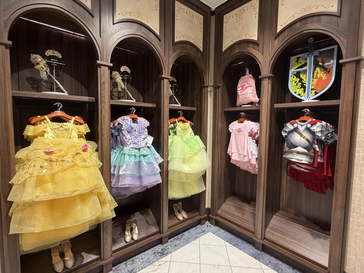 mickeynet007's tweet photo. ディズニー•アドベンチャーの船内にもビビディ・バビディ・ブティックがあります👗👑💎✨　#MNDCL  #ディズニーアドベンチャー #Disneyadventure https://t.co/TWwahFO8GU