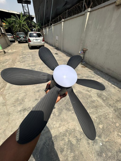 Val_Gadget's tweet image. Andrakk 🔥
Rechargeable Ceiling Fan – 

- Brushless motor (quiet &amp;amp; durable) 
- Long-lasting lithium battery.
- LED flash light with adjustable brightness
- 1 to 8 hours timer function. 
- Remote control included.

🏷️​₦45,000

Video of how it work check quote