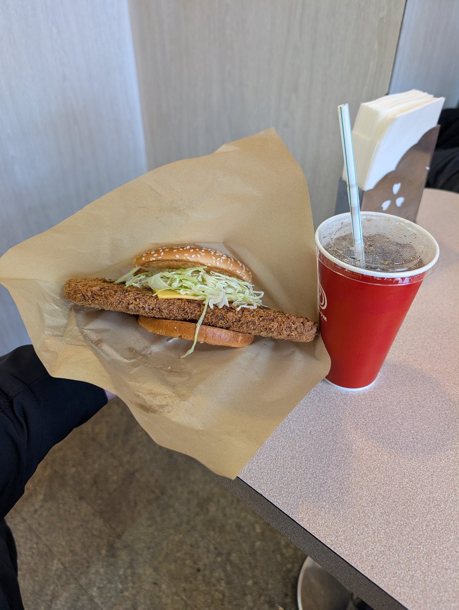 #ドムドム海南FC店 でお昼ごはん
じいじは2人の孫へのプレゼントに #どむぞう を買いました
#わんぱくメンチカツバーガー 凄いボリュームで美味しく頂きました😋
FCオーナーお姉さまが話しかけてくださって嬉しかったです
お身体大切にお元気で
シールありがとうございました