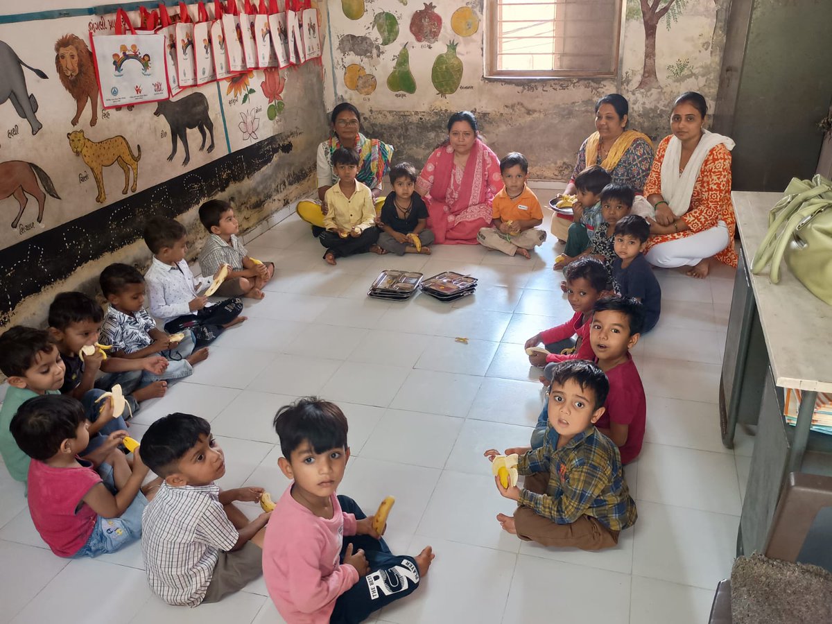 'ગામનો નિર્ધાર,સહકાર થી સાકાર' અભિયાન અંતર્ગત આજ રોજ માન.કલેકટરશ્રીની પ્રેરણા અને માર્ગદર્શનથી પોષણમિત્ર તરીકે બાળકોના જન્મદિવસ નિમિતે પ્રોગ્રામ ઓફિસરશ્રી દ્રારા નડિયાદ-૧નાં મરીડા ભાગોળના ૬ આંગણવાડી કેન્દ્રોના બાળકોને નાસ્તા માટે સ્ટીલની ડીસ,ચમચી તથા કેળાનું વિતરણ કરવામાં આવ્યું.