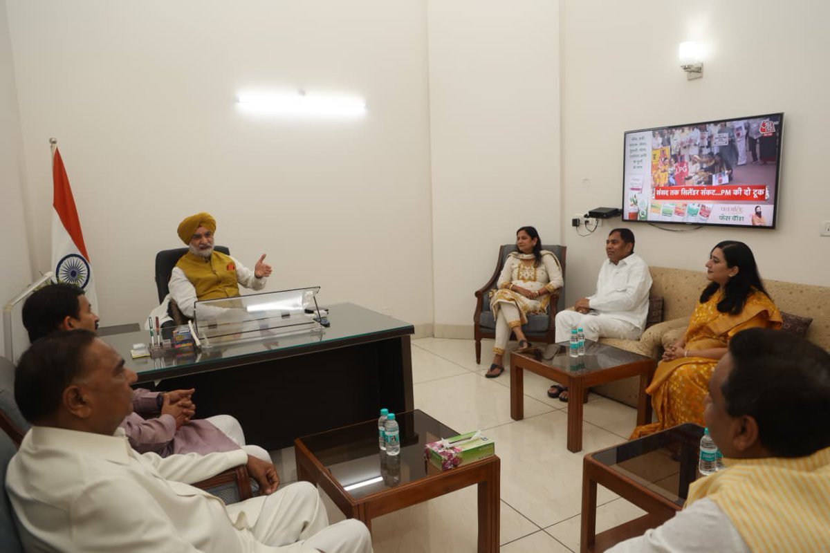 आज दिल्ली के नवनियुक्त उपराज्यपाल श्री <a href="/SandhuTaranjitS/">Taranjit Singh Sandhu</a> जी से शिष्टाचार भेंट कर उन्हें नई जिम्मेदारी के लिए हार्दिक शुभकामनाएँ एवं बधाई दी।

मुझे विश्वास है कि आदरणीय प्रधानमंत्री श्री <a href="/narendramodi/">Narendra Modi</a> जी के विकसित भारत और सशक्त दिल्ली के संकल्प को साकार करने में संधू जी का अनुभव और