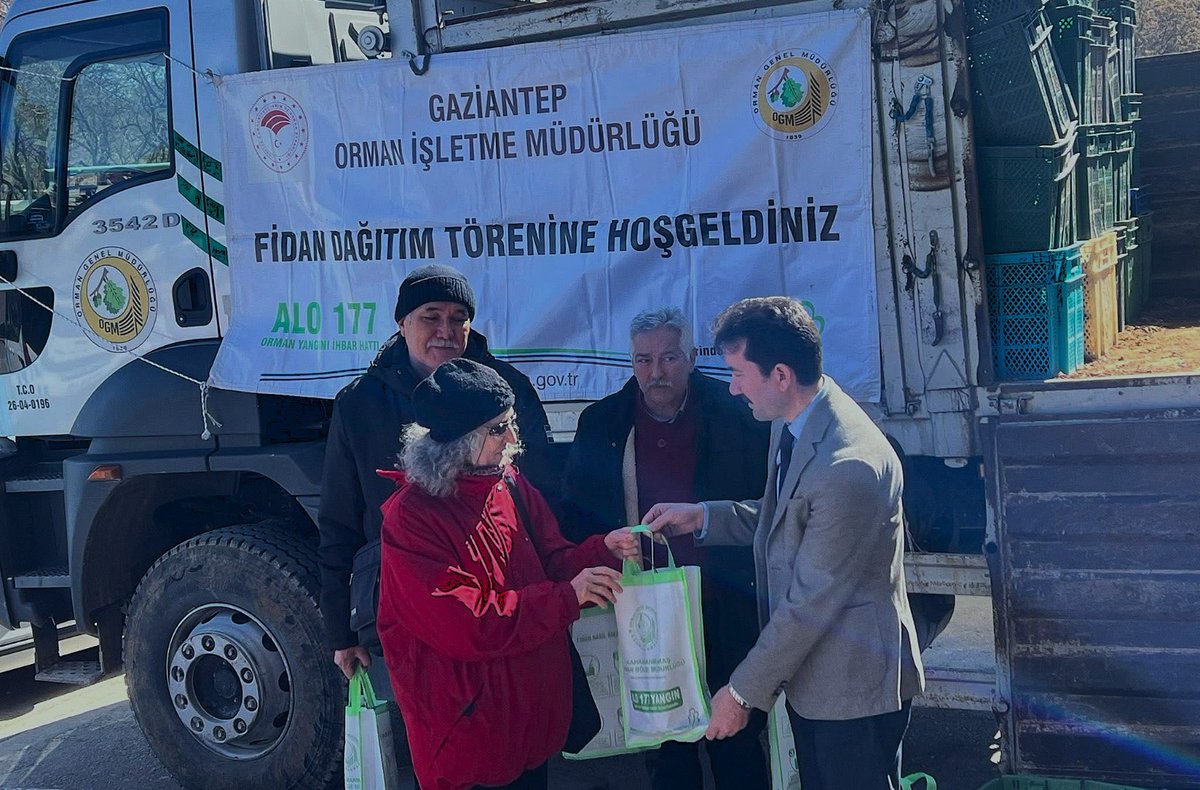 Gaziantep’te gerçekleştirilen fidan dağıtımıyla binlerce fidan vatandaşlarımızla buluşturuldu. 
Doğaya bırakılan her fidan; geleceğe nefes, yarınlara bırakılan yeşil bir mirastır. 🌿🌍