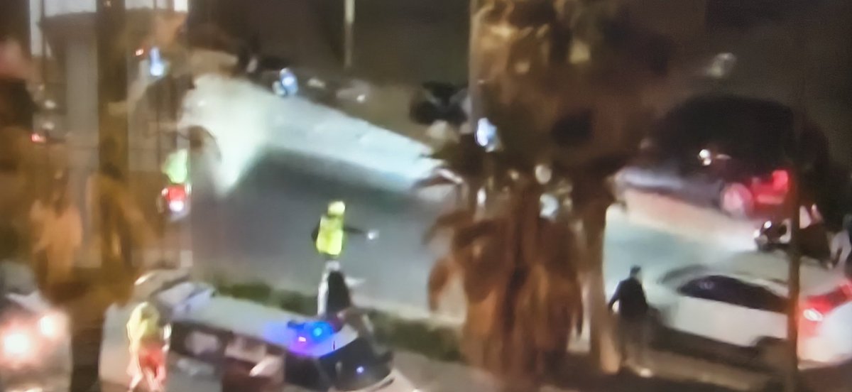 La scorsa notte lo Stato occupante e terrorista di Israele ha attaccato con missili l'affollatissimo lungomare di Beirut dove molto spesso, giorno e notte, vanno a passeggiare giovani e famiglie intere per prendere un gelato. Maledetti sionisti 🤬 

Immagine tratta da #Skynews24