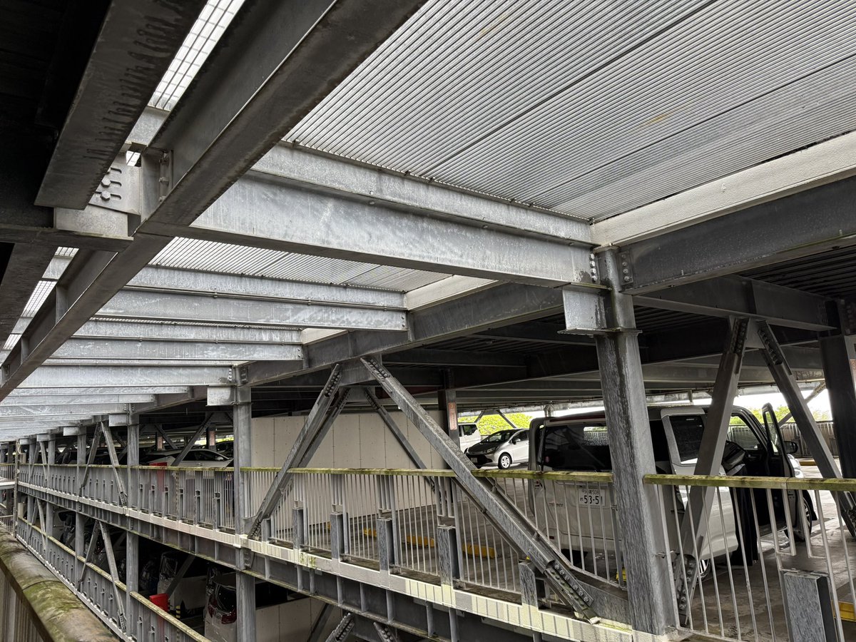 駐車場のエキスパン部分の納まり
ちゃんと面内剛性をゼロにして変形追従させようという意志を感じる