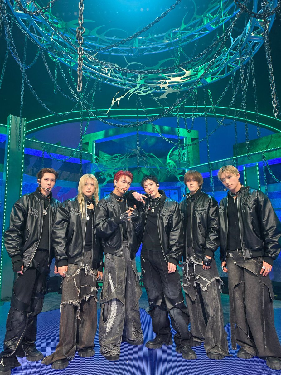 📊 | #P1HARMONY ultrapassa 450 mil vendas nas primeiras horas com #UNIQUE no Hanteo Chart.

Até o momento, as vendas registradas são:
📀 Photobook Ver. — 327.696 cópias
📀 Compact Ver. — 83.975 cópias
📀 Light Keyring Ver. — 19.536 cópias
📀 FaNCy Ver. — 19.102 cópias

Somando