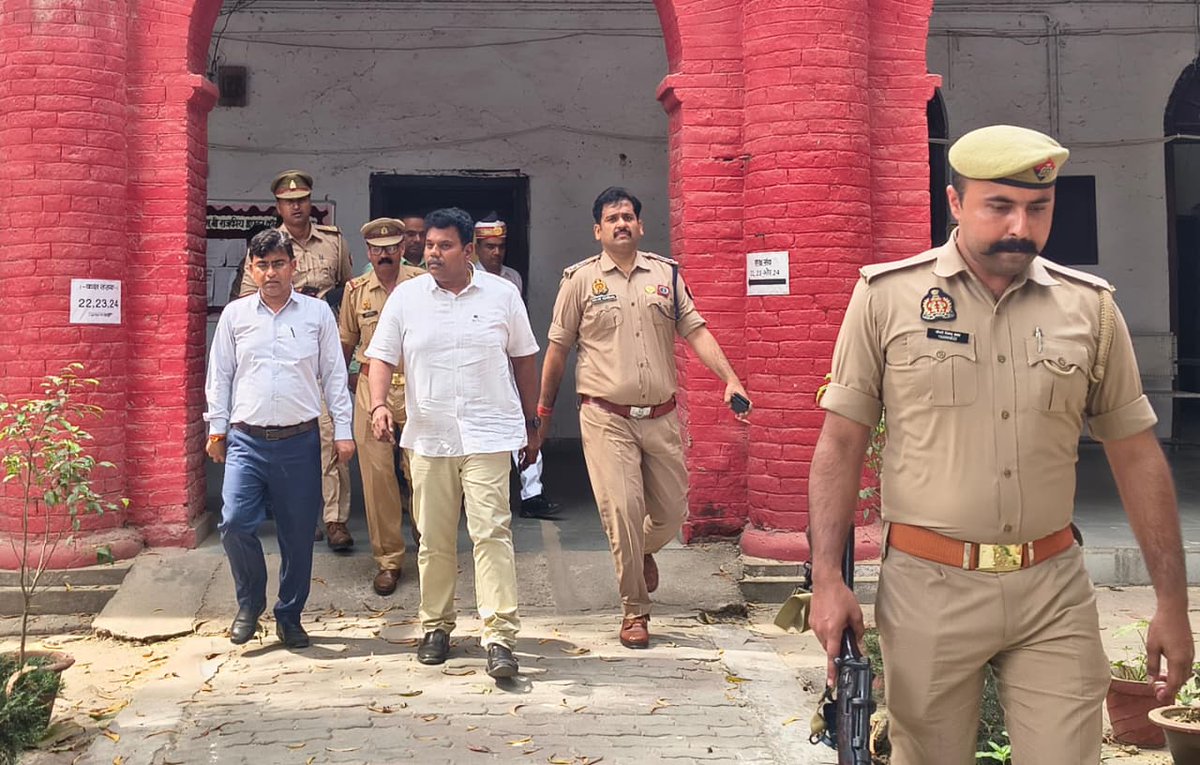 sitapurpolice's tweet photo. #DM_SITAPUR व #SP_SITAPUR द्वारा उ.नि.ना.पुलिस एवं समकक्ष पदों की सीधी भर्ती के दृष्टिगत राजकीय इण्टर कालेज व राजा राघुबर दीन दयाल इण्टर कालेज का निरीक्षण कर परीक्षा केन्द्रों पर सुरक्षा व्यवस्था,कैमरा,स्ट्रांग रूम, पेयजल व्यवस्था आदि के संबंध में आवश्यक निर्देश दिये। #UPPolice https://t.co/ZTzOw1Oac6