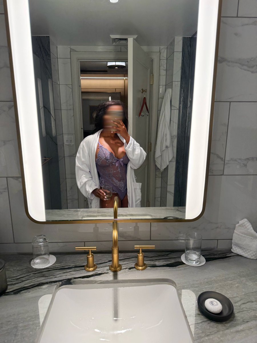 datemellisan's tweet photo. Started with the robe, ended up in lace. https://t.co/BhFGb23d2y