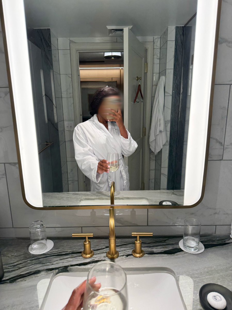 datemellisan's tweet photo. Started with the robe, ended up in lace. https://t.co/BhFGb23d2y