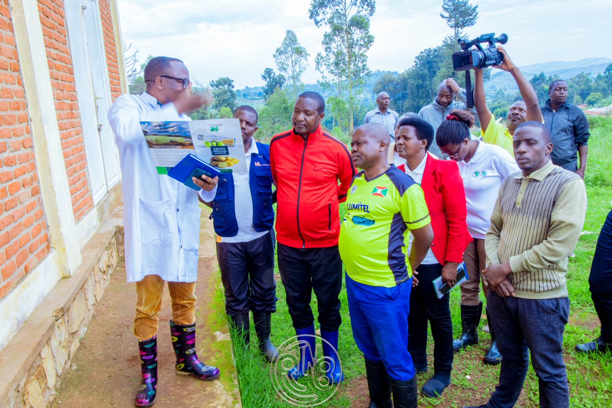 RTNBurundi's tweet image. Après la réunion, la délégation du @BMineagrie a effectué une visite de terrain pour observer différents projets de développement agricole et d’élevage en cours dans la province #Burunga.
La première étape de cette visite a conduit les responsables à #Kiremba, où l’organisation