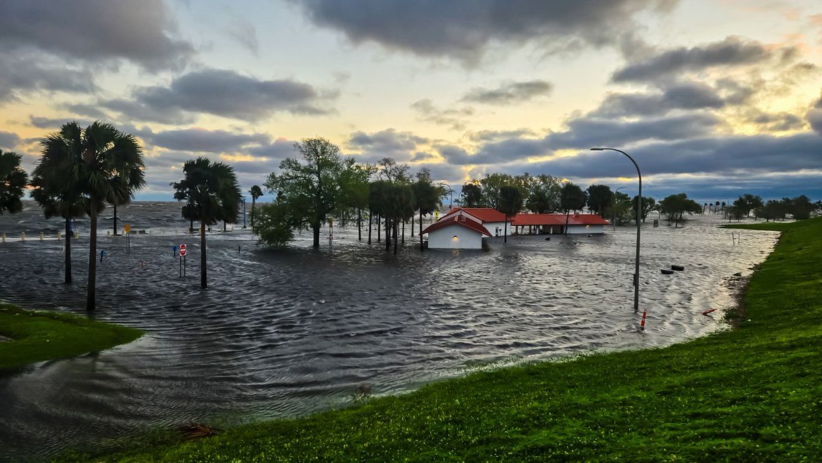 ZackFradellaWx's tweet photo. Another view of the flooding at the NOLA Lakefront due to these strong winds. 📸 George Shuman. #lawx https://t.co/YA45ksA2MA