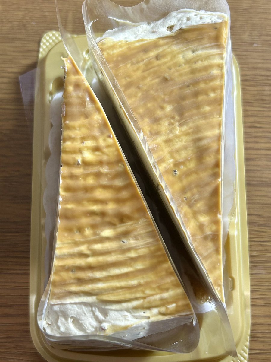 YUI_OKUDA_0108's tweet photo. Today, March 12th, is #SweetsDay (#スイーツの日)🎶 So I had #FamilyMart's caramel chiffon cake🎵 So delicious😋
The history of sweets began with honey bread and fruit in ancient Egypt about 8,000 years ago, and developed into offerings to the gods and food for festivals😊 In the Middle Ages, sugar became available and Western confectionery techniques advanced in Europe🎶 In Japan, Japanese sweets began with Chinese sweets in the Nara period, then passed through Nanban sweets (such as castella) in the Muromachi period, and with the spread of sugar in the Edo period, Japanese sweets became popular among the common people✨ I love sweets💕