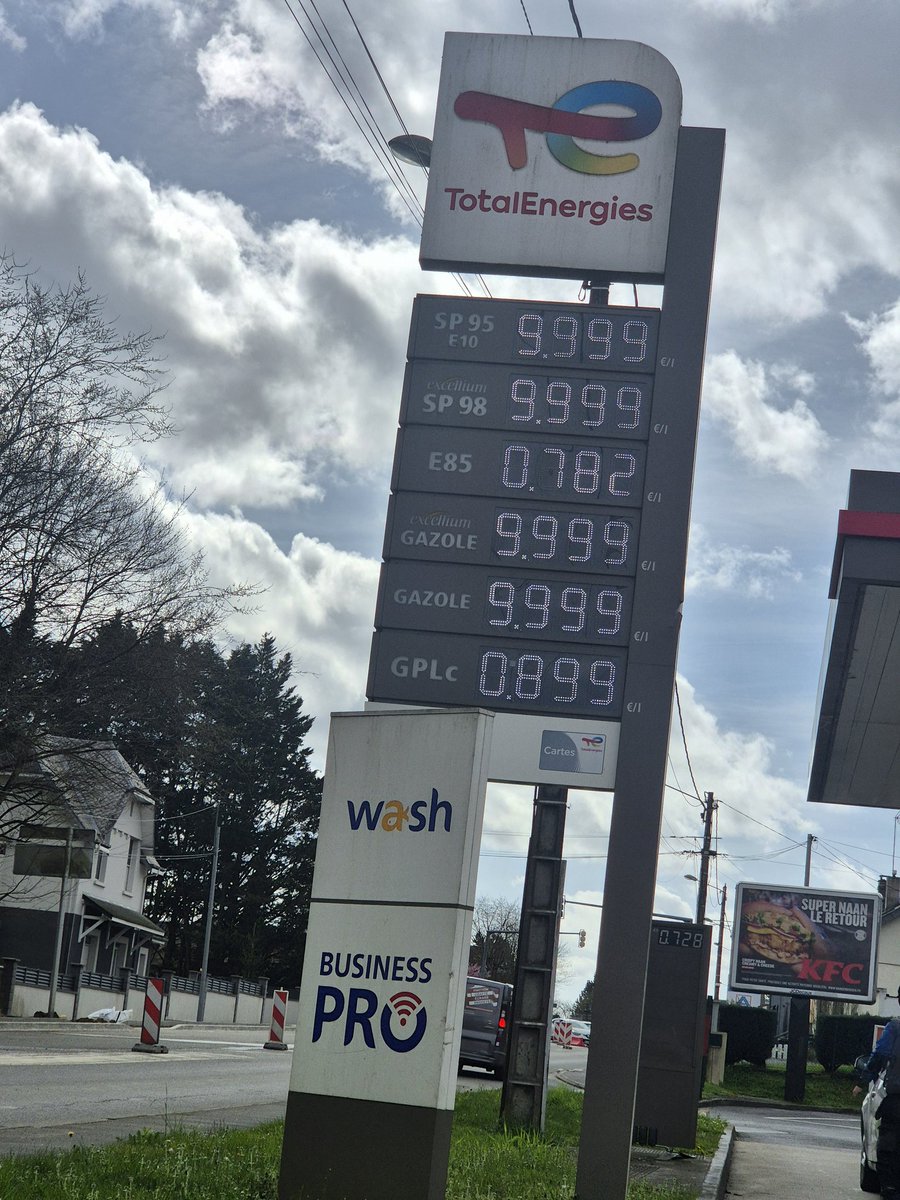 BeataBara's tweet photo. Beug probable... mais au rythme où ça évolue, on risque d'y être bientôt 😳
#Total. #Charleville #Ardennes À l'instant
#prix #carburant #pétrole #essence #diesel  #hausse https://t.co/8JZLX8VEnZ