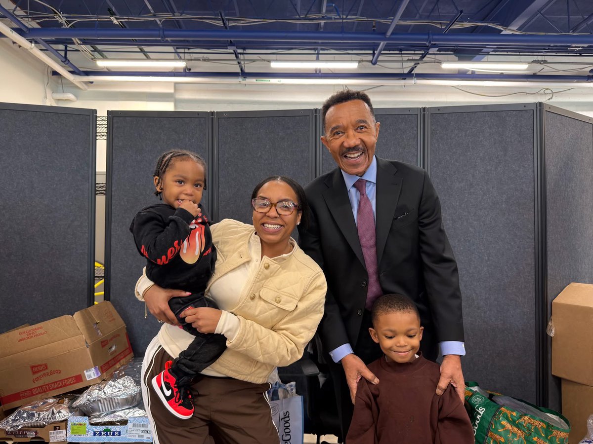 RepKweisiMfume's tweet image. It was wonderful to have been invited by sister Kin “Termite” Brown-Lane to come and share the lunch hour with so many of the wonderful people of Cherry Hill.  #Baltimore #cherryhill