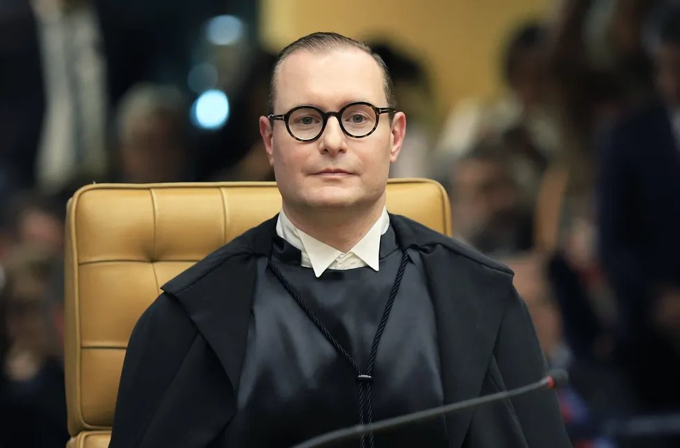 marinahelenabr's tweet photo. Veja o que disse Cristiano Zanin, que assumiu a relatoria da CPI do Master após Toffoli se declarar suspeito, naquela reunião secreta para decidir o destino do colega:

“Sou […] relator de um caso que envolve 3 ministros do STJ e a PF […] mandou para mim muito menos informação do que essas 200 páginas, com fotos de satélite, cruzamento de celulares…? Isso aqui tudo é nulo”.

Isso mesmo: ele reclamou que a PF mandou provas DEMAIS sobre Toffoli. Seria nulo por EXCESSO de informação.

Alguém realmente acha que ele vai atrás do Resort Tayayá? 🤔