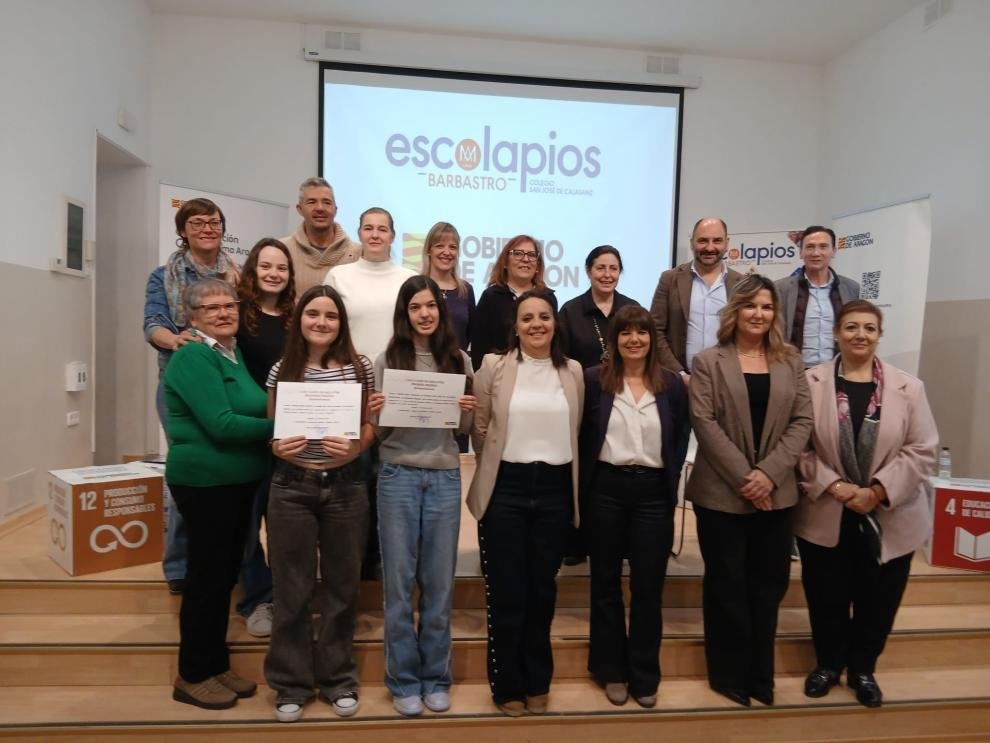 ConsumoAragon's tweet photo. 📚 Barbastro ha acogido la entrega de los dos primeros premios de Secundaria del certamen de relatos “Consumir en igualdad”. Las ganadoras han sido Daniela Lobico Alcubierre y Natalia Ibáñez Monfort. En total, se han presentado 111 redacciones de todo Aragón. 👏 #Igualdad #Aragón https://t.co/76cfYr4fu2