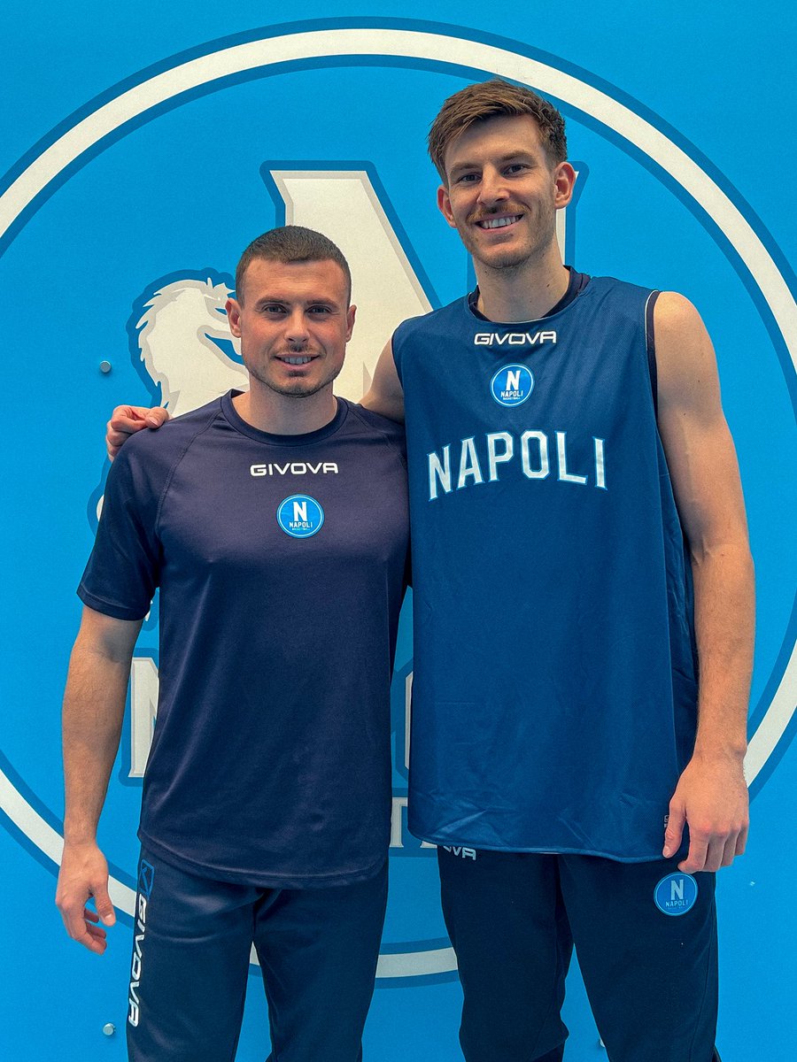 basket_napoli's tweet image. 𝗡𝗜𝗖𝗞 𝗠𝗔𝗥𝗦𝗛𝗔𝗟𝗟 𝗔𝗥𝗥𝗜𝗩𝗔𝗧𝗢 𝗔 𝗡𝗔𝗣𝗢𝗟𝗜 🏀🌋

Nella serata di ieri ha svolto le rituali visite mediche. Stamattina ha sostenuto i test atletici con il preparatore fisico Mattia Digno ed oggi effettuerà il suo primo allenamento. 

#NapoliBasketball 💙