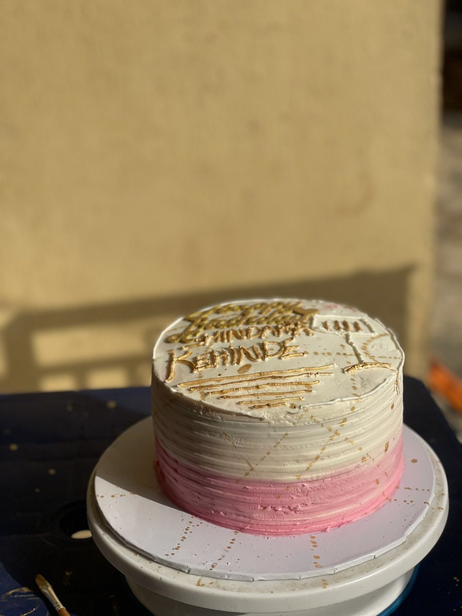 khadee_jum's tweet photo. Came back from my night shift in the morning, took a nap for like an hour plus.
  Woke up to start baking, after baking I had to allow the cake cool down cus I’m covering that same day. While exposing the cake to fresh air, I made my buttercream……..then I made this beauty https://t.co/loIobtJKdG