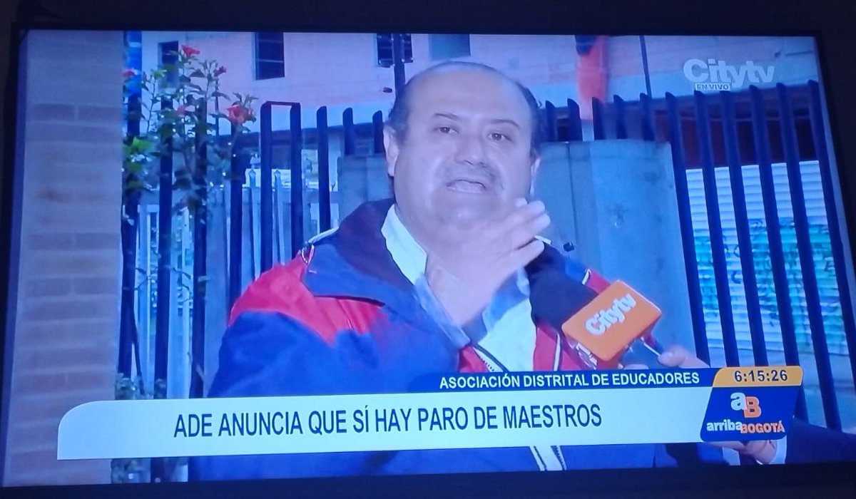 RAULVASQUEZ2010's tweet photo. INICIA PARO DISTRITAL, Magisterio Bogotano hoy en la calles exigiendo a @Bogota @CarlosFGalan @Educacionbogota @julrubiano que cumplan con los acuerdos para materializar el derecho fundamental a la educación y las condiciones laborales. N0 al cierre de programas misionales. https://t.co/bgHDnbOg7g