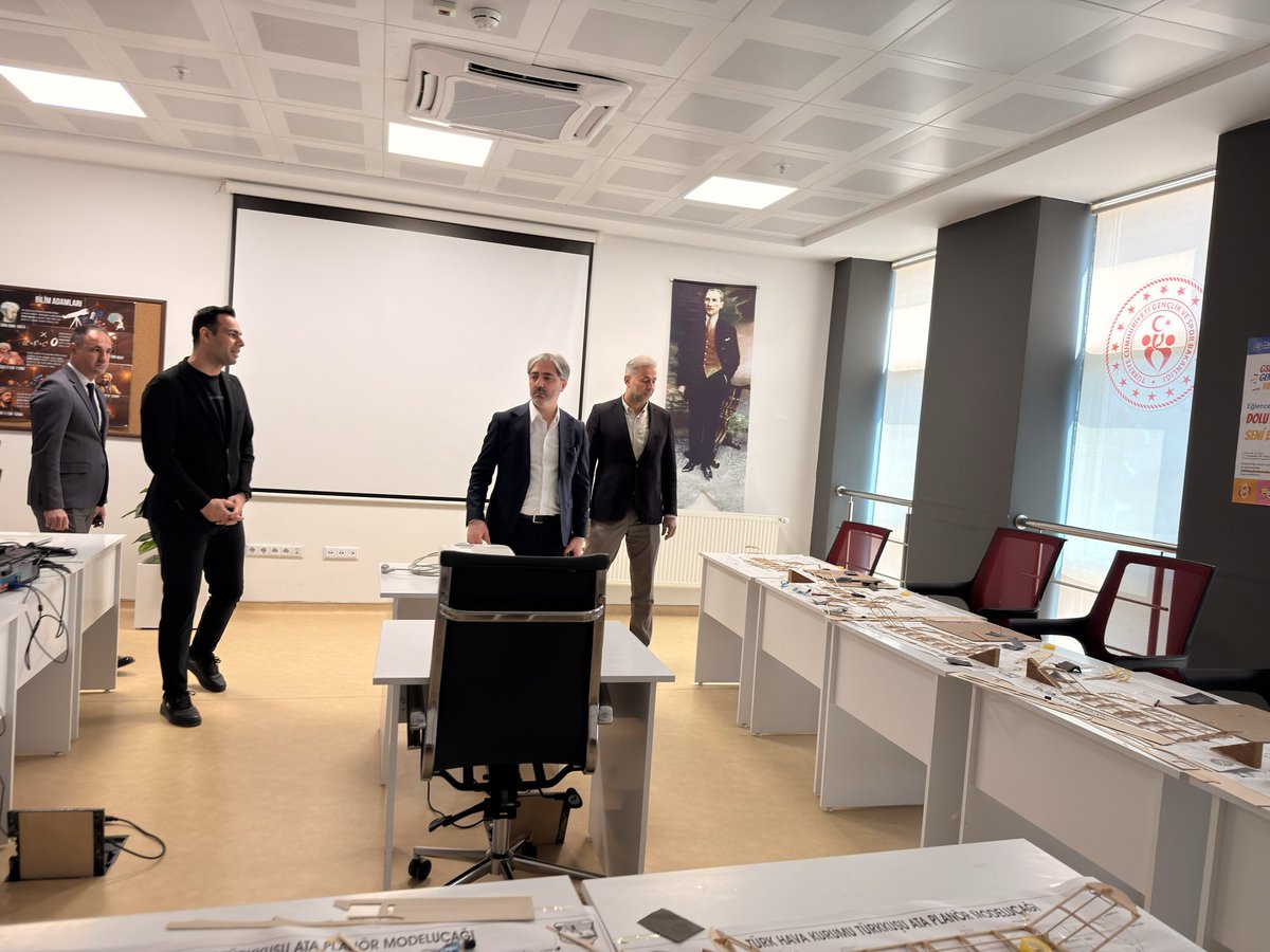 GSB_KinikGM's tweet photo. Gençlik Hizmetleri Genel Müdürlüğü Gençlik Çalışmaları ve Katılımı
Daire Başkanımız Sayın Hasan URHAN merkezimizi ziyaret ettiler. Sayın Başkanımıza kıymetli ziyaretleri için teşekkür ederiz. https://t.co/pIpWSOfBVz