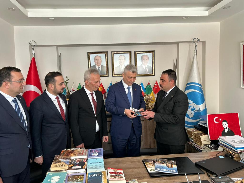Ticaret Bakanımız Sn. Ömer Bolat, Ülkü Ocakları Niğde İl Başkanlığımızı ziyaret etti.

Bakanımıza, Ülkü Ocakları Dergisi takdim edilerek Ülkü Ocakları Uzaktan Eğitim Merkezi (ÜOUZEM) ve ODAK2023 Anlayarak Hızlı Okuma Yazılımı projeleri tanıtıldı.