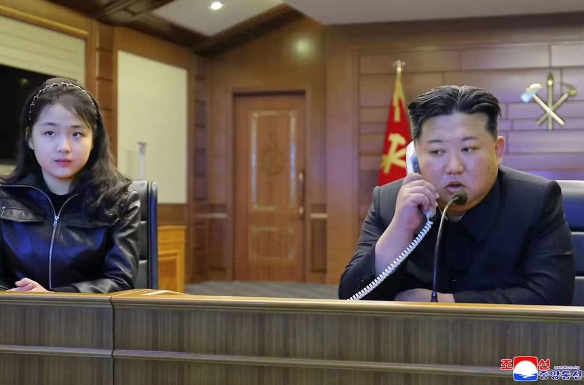 Quando eu vejo a filha do Kim Jong-un eu só lembro da filha do senhor do fogo do Avatar 🤣🤣🤣 Ela é a próxima na linha de sucessão,já que os irmãos foram banidos..

Kim Jong-un leva filha para assistir a teste de míssil da Coreia do Norte glo.bo/4b7N71G