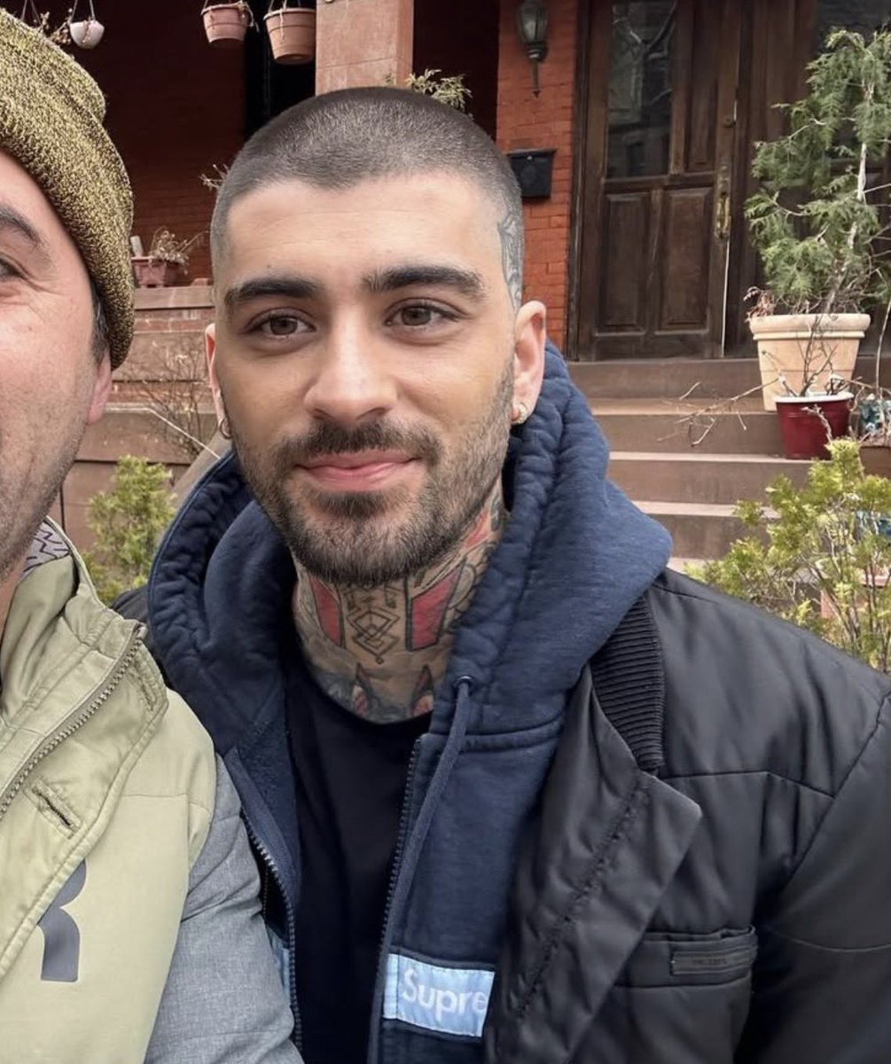 HE LOOKS SO GOOD OMG-