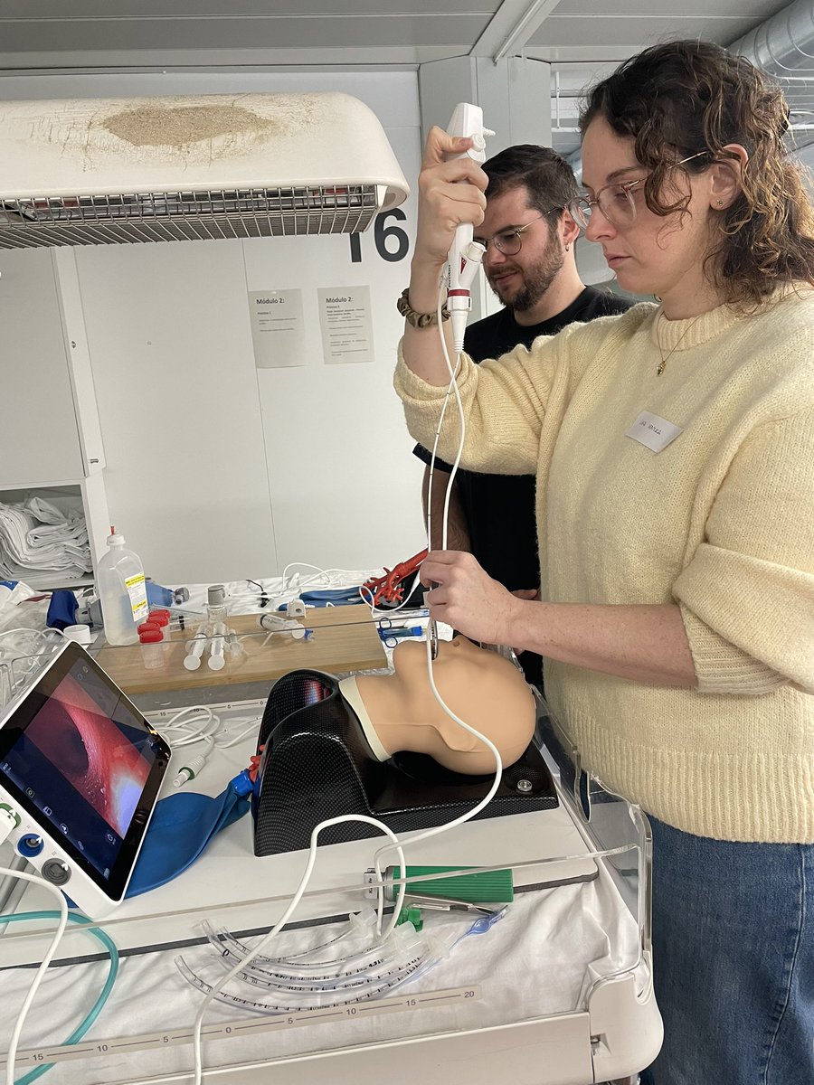 BroncoscopiaUCI's tweet photo. Simulación clínica: Broncoscopia flexible en UCI. #BadaFibro2026 https://t.co/wigZ9GyW8R