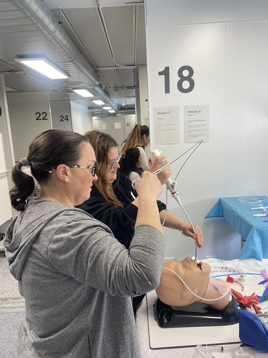 BroncoscopiaUCI's tweet photo. Simulación clínica: Broncoscopia flexible en UCI. #BadaFibro2026 https://t.co/wigZ9GyW8R