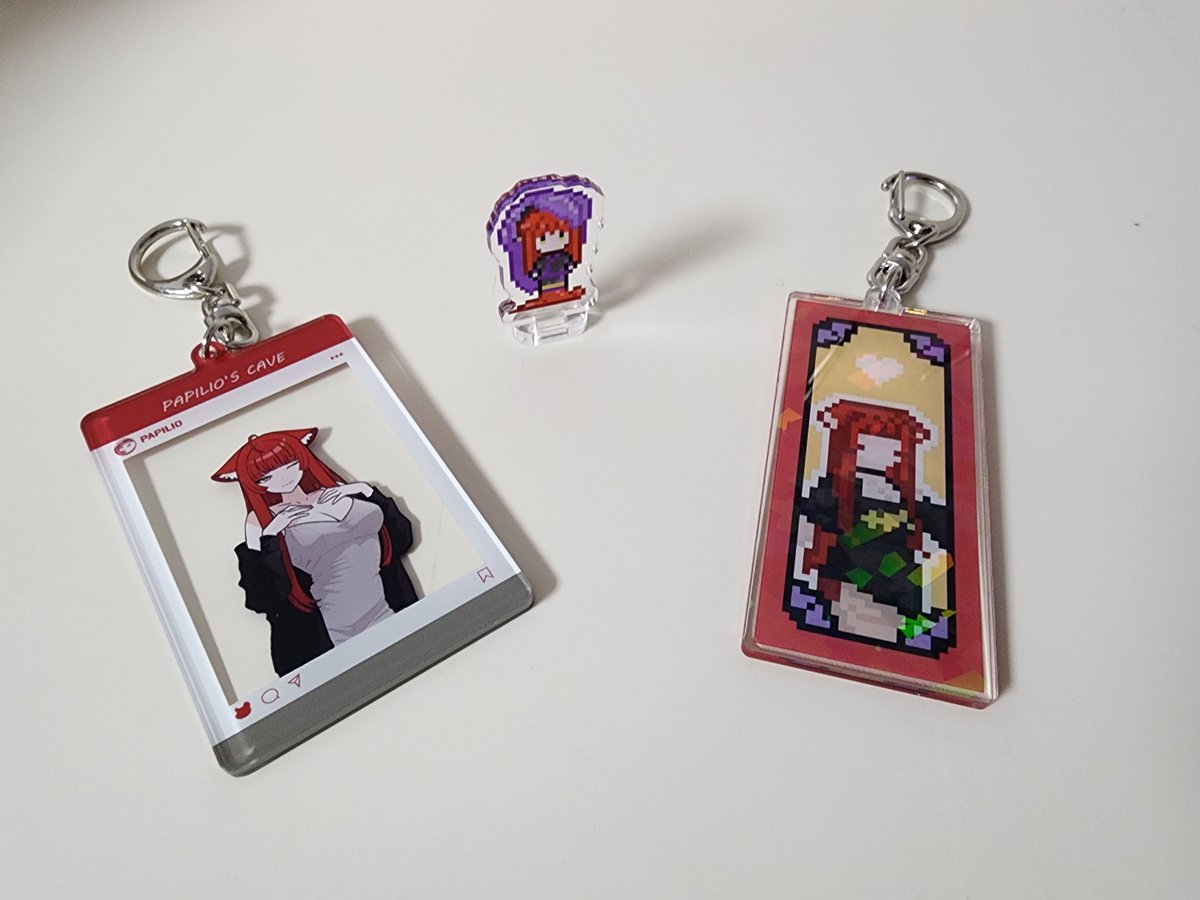 물품만들기 그 두번째 주인공. 
파피리오 아해의 물품(굿즈)를 3종 만들었느니라.
이번에 다양한 형태의 물품을 조사하다가 재밌어보여서 만들었느니라. 배경에 따라 바뀌는 물품의 분위기. 재미있지 않겠느냐 홀홀
다음 주인공은 본 신의 자본문제로 조금 더 걸릴터이니 기다려주려무나 :) 
#Lio_art