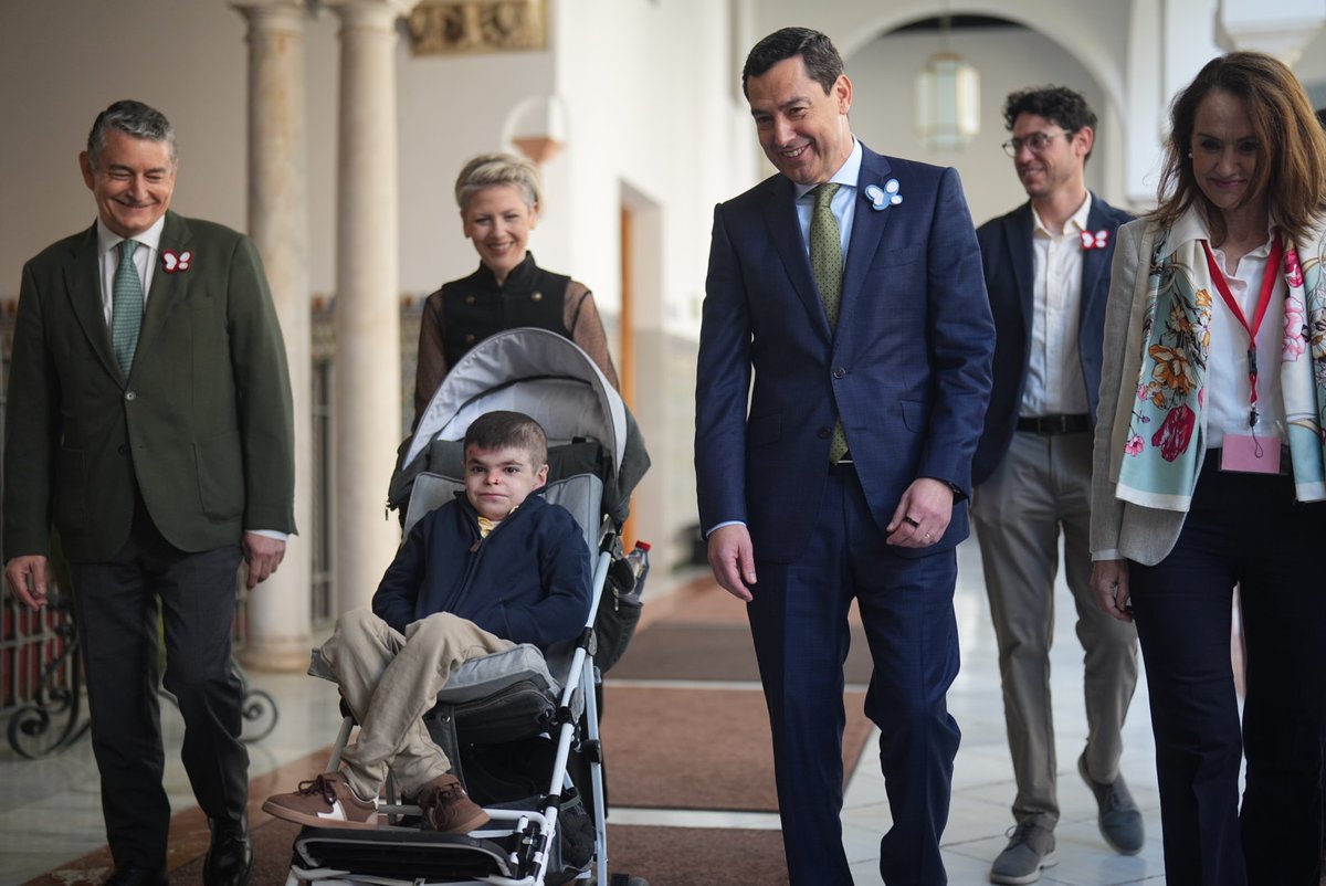 AndaluciaJunta's tweet photo. 👉@JuanMa_Moreno se ha reunido con Leo, un niño de Sevilla que convive con la llamada “piel de mariposa” y ha puesto voz a esta enfermedad en el Parlamento Europeo.

💊Andalucía ya ha iniciado los trámites para facilitar el acceso al medicamento Vyjuvek, autorizado por la #UE. https://t.co/MmVQljbRWh