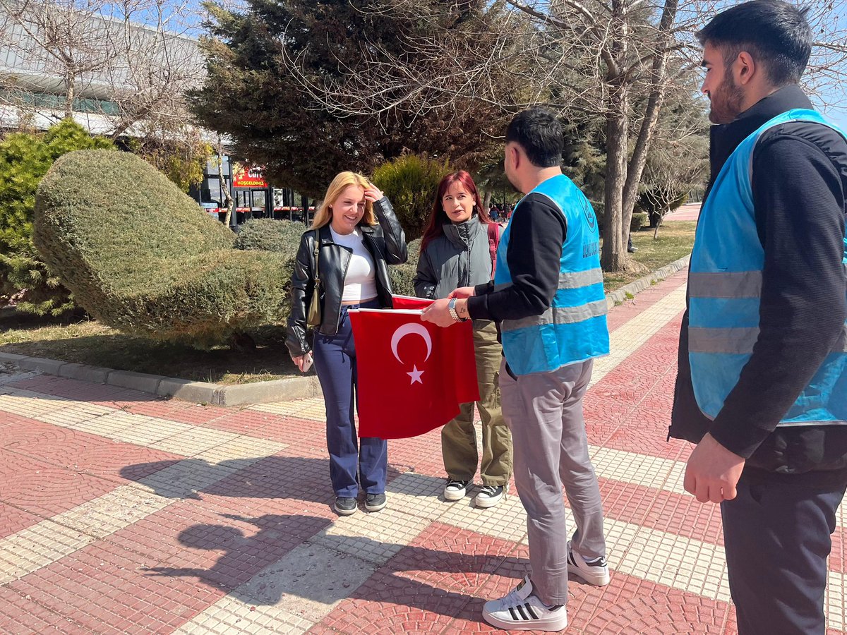 Ülkü Ocakları Malatya İl Başkanlığı Üniversite Birimimiz “12 Mart İstiklal Marşı’nın Kabulü” dolayısıyla İnönü Üniversitesinde öğrenci kardeşlerimize Al-Yıldızlı şanlı bayrağımızı hediye ettiler. 

Milli ve Menevi Değerler için Varolsun Ülkü Ocakları 🇹🇷