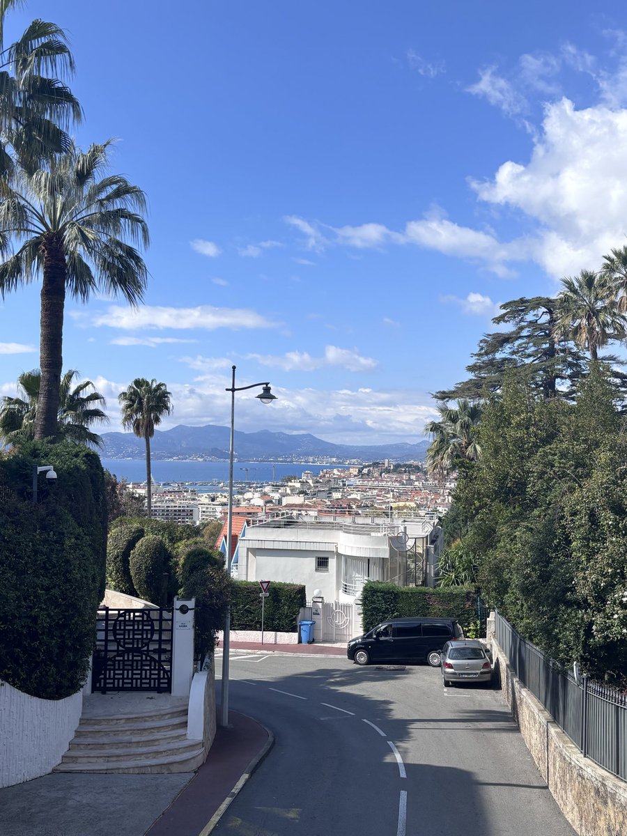 naokiuchid's tweet photo. フランス視察4日目。カンヌ病院のHAD（Hospitalisation à Domicile＝在宅入院）部門を訪問し、看護師の訪問に同行しました。 
 
 HADとは、病院の入院機能をそのまま患者の自宅に届ける制度です。法的に「入院扱い」のため、化学療法の薬剤、オピオイドのPCAポンプ、陰圧皮膚処置セット、さらにはタゾバクタムのような通常は入院でしか使えない抗菌薬まで、在宅で使用できます。訪問看護の延長ではなく、「病院が家に来る」という発想です。 
 
 カンヌ病院のHADは看護師9名、看護助手6名の体制で、40km圏内の約20名の患者を担当しています。主な疾患は化学療法、緩和ケア、褥瘡。短いと1日、長いと1年。亡くなる方も多く、入れ替わりは激しい。

 制度の要はコーディネートナースです。患者の受け入れ可否を判断し、受け入れと決めたら患者宅を訪問して環境を確認し、家族・患者への説明と同意取得まで行う。HADにおいて最も重要なポジションだと説明を受けました。

 朝、患者名・ルート・診断名・処方・処置が書かれたリストが印刷され、看護師はそれを手に器材を揃えて出発します。薬は患者ごとに箱に入れて前日に準備済み。その準備室は、もともとインターンの宿舎だった場所を転用したものでした。

 4件の訪問に同行しました。印象的だったのは、97歳の施設入所中の女性。左踵に重度の褥瘡があり、この日がHAD初日でした。看護師はキシロカインスプレーで局所麻酔をかけ、麻酔が効くのを待つ間に清潔操作のセットを手際よく準備。メスでデブリードマンを行い、止血ガーゼの上から踵用ハイドロサイトを装着して処置を終えました。完全無菌操作で行っていましたが、踵の褥瘡処置にそこまでの無菌対応が必要かは疑問が残りました。なお、必要がないと判断すれば費用を請求しない、というのもHADの姿勢を表しています。

 もう1件、乳がん術後の陰圧ガーゼ交換。この処置はHADの看護師にしかできません。この日がHAD退院日で、経過良好のため町の訪問看護に申し送り。HADが終わると、メールで患者満足度調査が届く仕組みです。

 日本の在宅医療は医師主導ですが、フランスのHADは看護師が主役です。医師はハーフタイムのコーディネートドクターが2名いるものの、現場からは「いない」と不満の声も。それでも制度として回っているのは、看護師の高い専門性と、コーディネートナースを軸にした仕組みがあるからでしょう。
