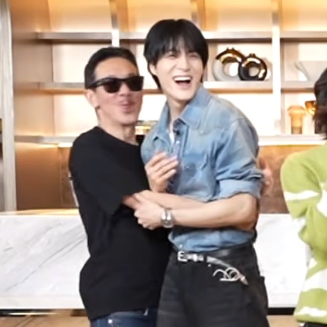 ฮือ โคตรน่ารัก 555555555555555 พี่เหว่งดีใจจนจะอุ้มน้องเจโน่แล้วอะ แล้วดูเจนดิ ขำจนตายิ้มออกเลยอะ ฮือ น่ารัก ๆๆ เหมือนพ่ออุ้มลูกกะเตงจริง ๆ