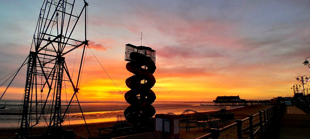 Brucemartin3's tweet photo. @peter_levy @looknorthBBC This was Cleethorpes at around 6am this morning ❤️💜🩷🧡💛🩷💜 Then the wind blew all the colours away 😑 Please feel free to share the pictures #weatherpic https://t.co/gblpcmHfmz