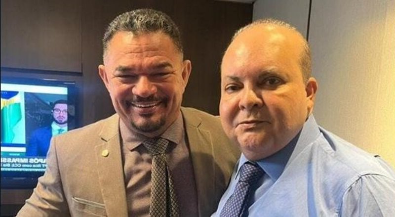 AndrePiresDF's tweet photo. 🚨URGENTE! 12 MILHÕES!

Líder do Governo Ibaneis e Celina, o Deputado Hermeto, é alvo de ação contra suposto desvio milionário na Secretaria de Educação do DF. MP realiza buscas na secretaria, no Palácio do Buriti, na Câmara Legislativa e na casa do deputado distrital. https://t.co/lfRiz4sqUr
