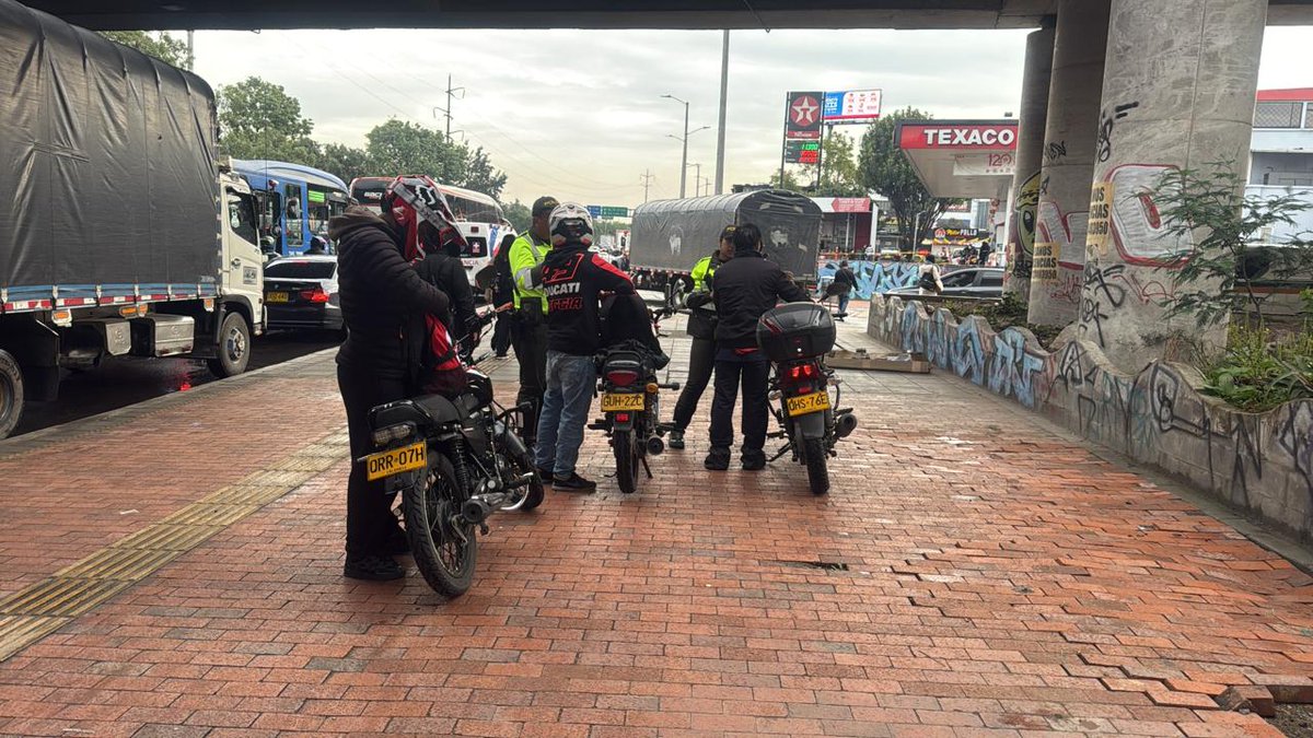 Policía de Tránsito Bogotá tweet media