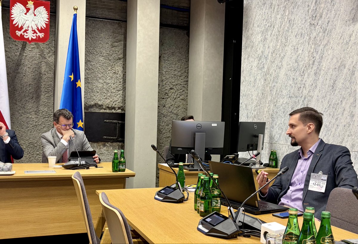 Trwa posiedzenie Parlamentarnego Zespołu na rzecz Wspierania
Przedsiębiorczości i Patriotyzmu Ekonomicznego, na którym członek l redakcji Nowego Ładu <a href="/ArtKraw/">Artur Krawczyk</a> przedstawia założenia koncepcji „jednolitej daniny”, szerzej opisanej w raporcie naszego redaktora dostępnym na stronie