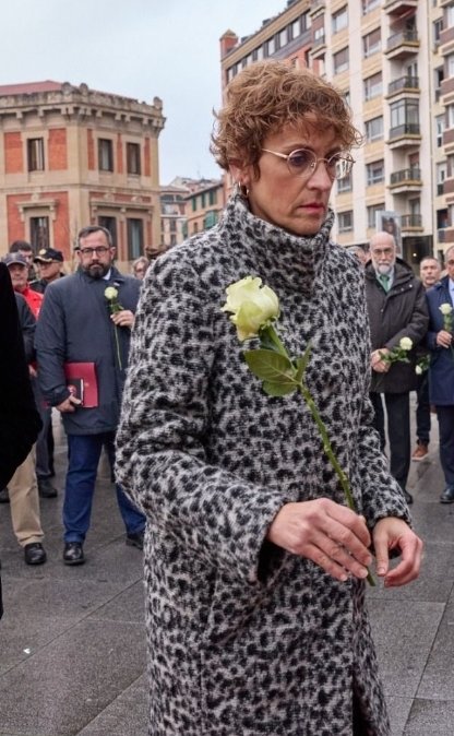 Tomad está flor, pero que no os siente mal que le hayamos regalado el ayuntamiento de Pamplona a los que dicen que son vuestros asesinos pero "con otra estrategia", ehhhh.